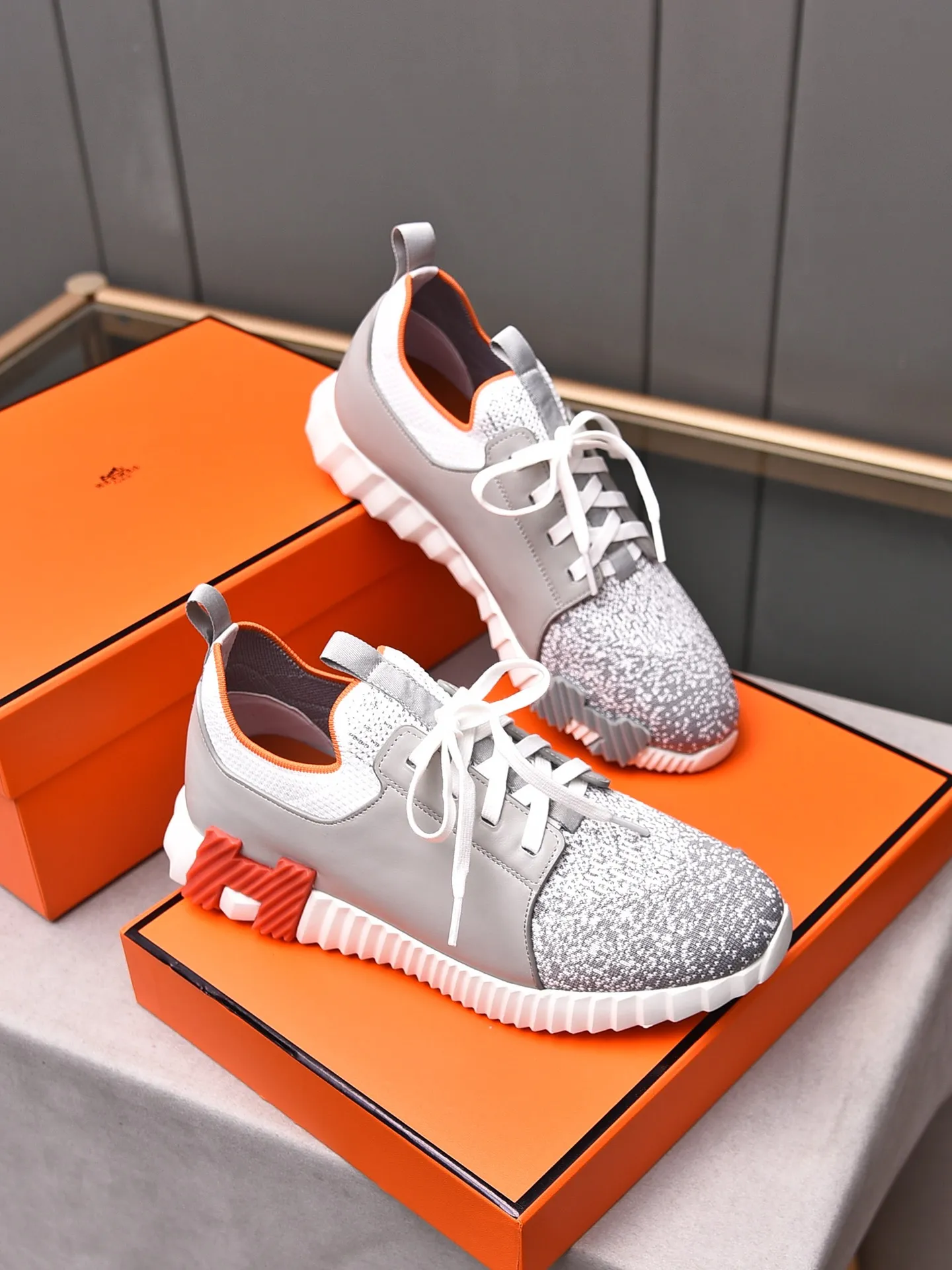 Factory price PP600 [Hermes] fe new arrival~ New Bouncing sneakers are the most comfortable shoes from Hermès, no one else⃣️. They are very light on the feet and look great. You won’t feel tired even when you go shopping and running around. 👍 Very light and comfortable, very light, suitable for both sports and leisure, and feel great when you step on them! It’s up to you to choose, there’s always what you want~ ✔️Fabric: Imported first-layer cowhide + high-elastic fly weave ✔️Inner lining: Imported water-dyed cow lining ✔️Outsole: Seamless combination of IP+TPU (multi-color letters) German technology irradiation machine ✔️Code number: Male 38-44 (45 customized)